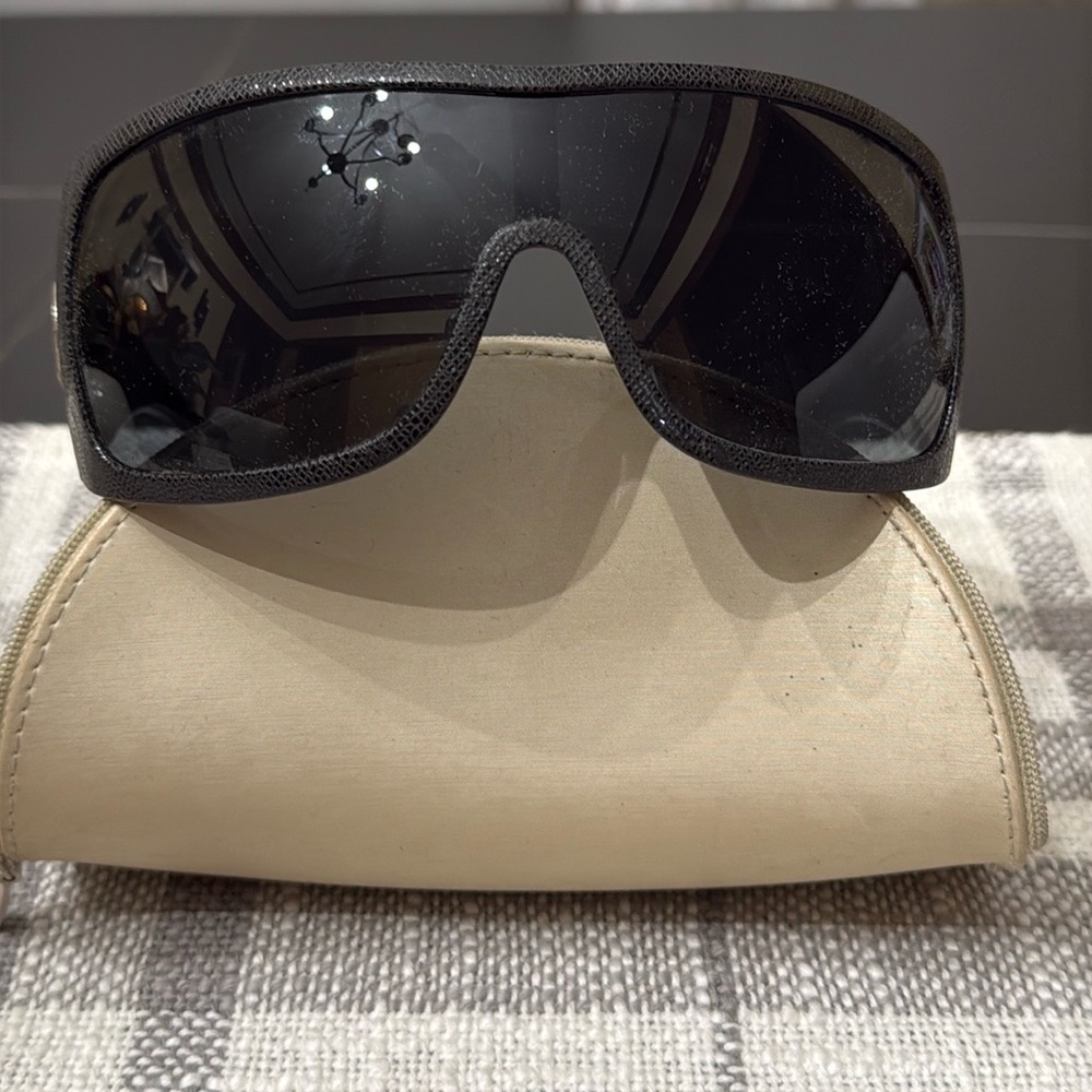 I’m selling these Prada glasses